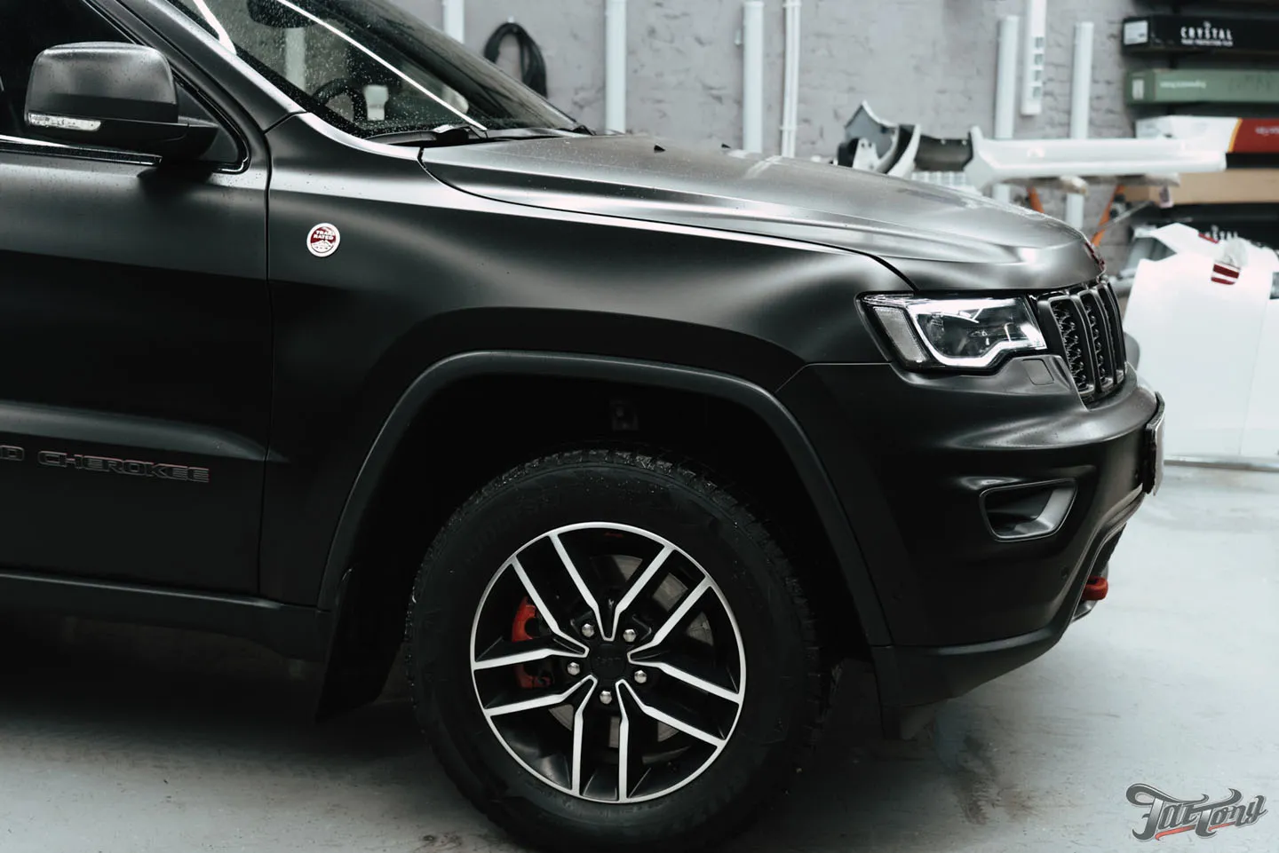 Работаем над Jeep Grand Cherokee Trailhawk постоянного гостя, часть 3: оклейка кузова матовым полиуретаном